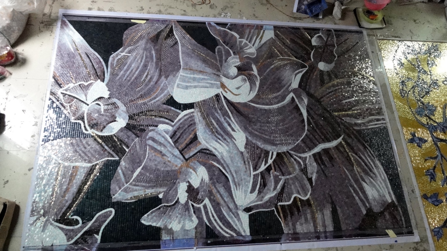 Мозаика Чёрно белое мозаичное панно с цветами 10